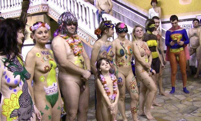 Schönheit des Videos des jungen und erwachsenen Naturisten des nackten Körpers Schönheit des Videos des jungen und erwachsenen Naturisten des nackten Körpers